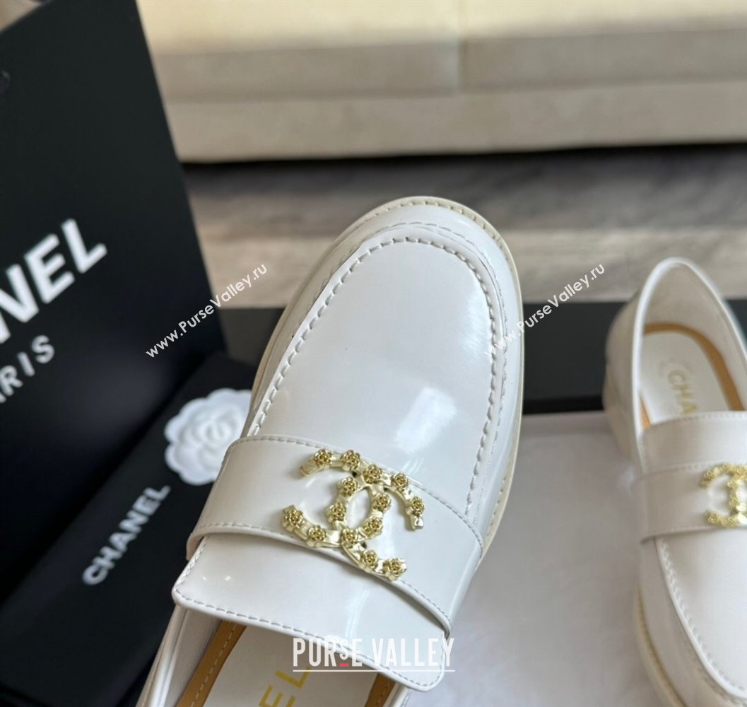 Chanel Shiny Calfskin Loafers with Camellia CC G45663 White 2024 (SS-2411120031)