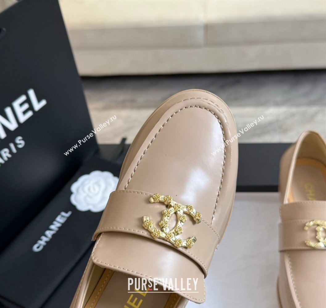 Chanel Shiny Calfskin Loafers with Camellia CC G45663 Light Beige 2024 (SS-2411120033)