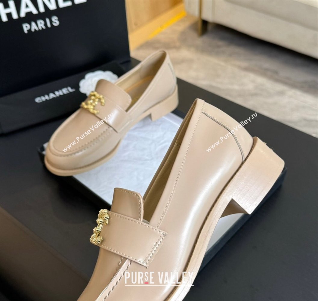 Chanel Shiny Calfskin Loafers with Camellia CC G45663 Light Beige 2024 (SS-2411120033)