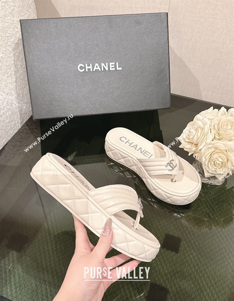 Chanel Chevron Lambskin Platform Thong Slides Sandal 4.5cm Pale Grey 2024 G46108 (MD-250102135)