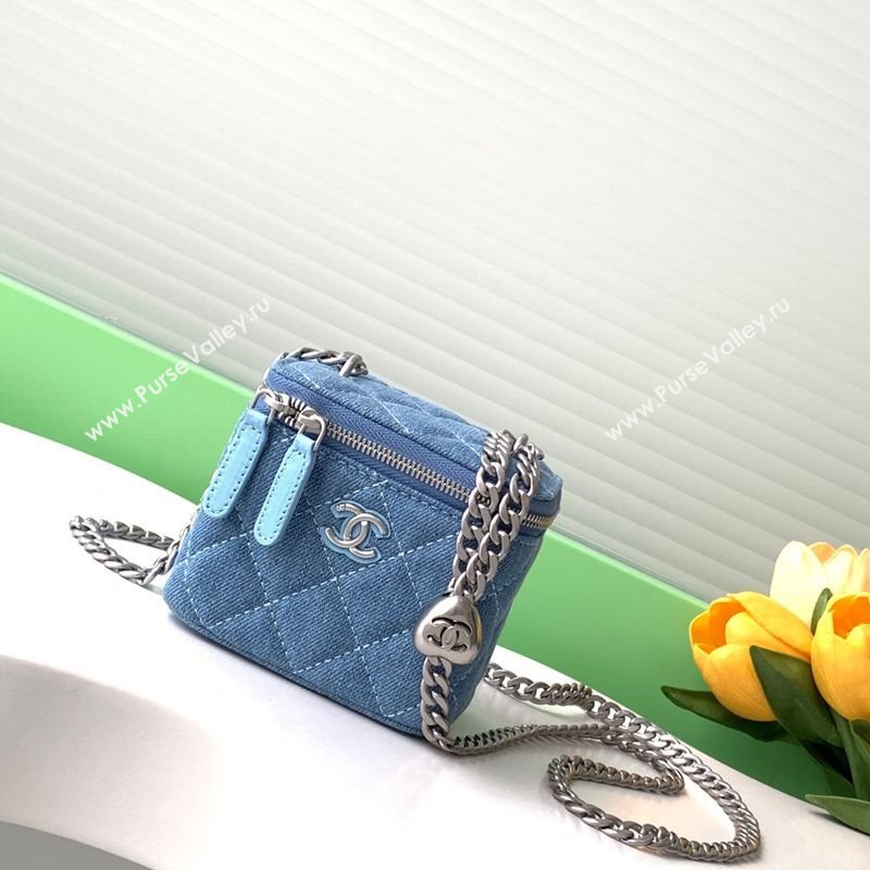 Chanel Light Blue Denim Clutch with Chain and Heart AP3203 2025 0113 (yezi-250113033)