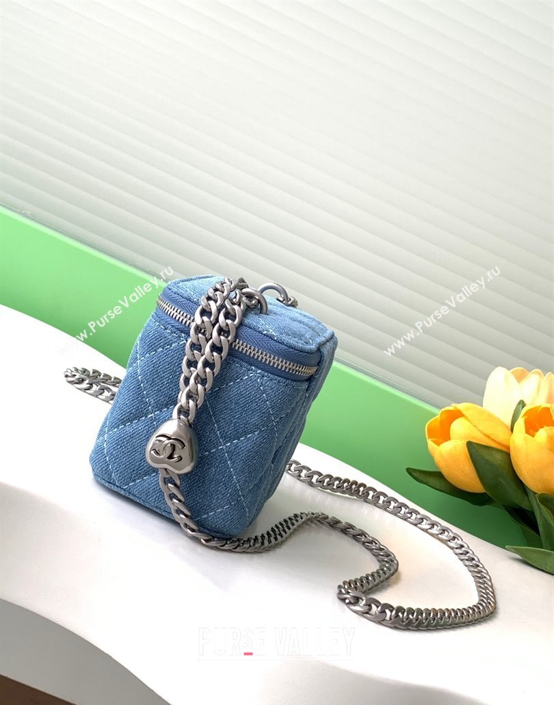Chanel Light Blue Denim Clutch with Chain and Heart AP3203 2025 0113 (yezi-250113033)