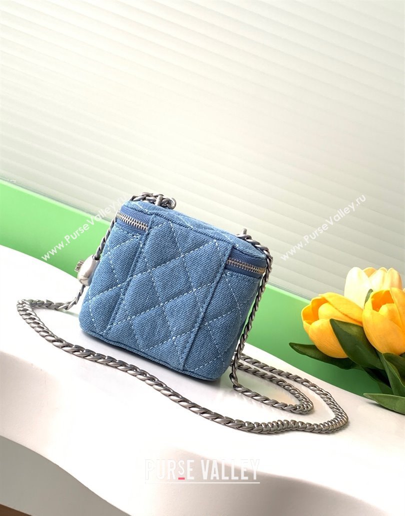 Chanel Light Blue Denim Clutch with Chain and Heart AP3203 2025 0113 (yezi-250113033)