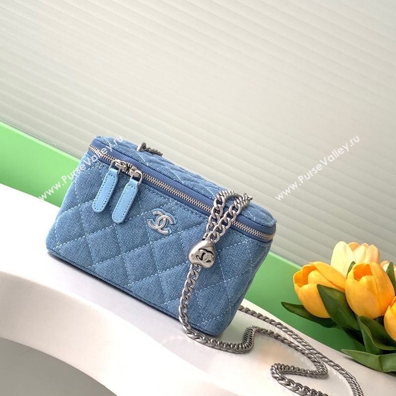 Chanel Light Blue Denim Clutch with Chain and Heart AP3204 2025 0113 (yezi-250113034)