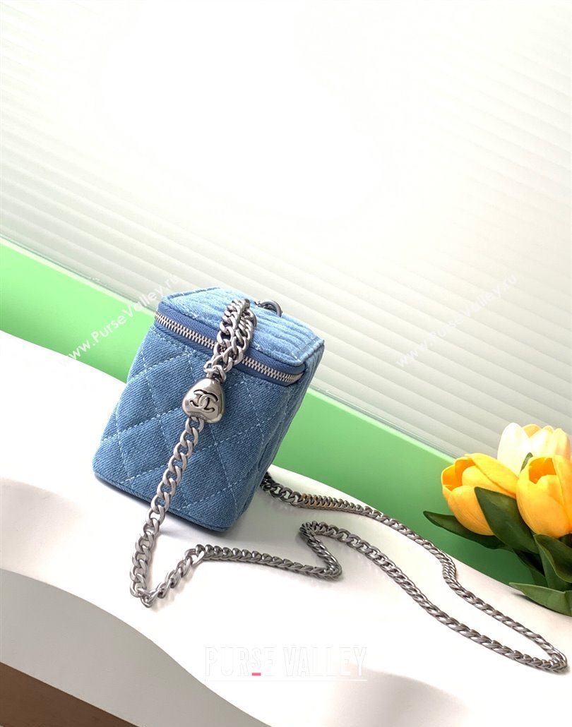 Chanel Light Blue Denim Clutch with Chain and Heart AP3204 2025 0113 (yezi-250113034)