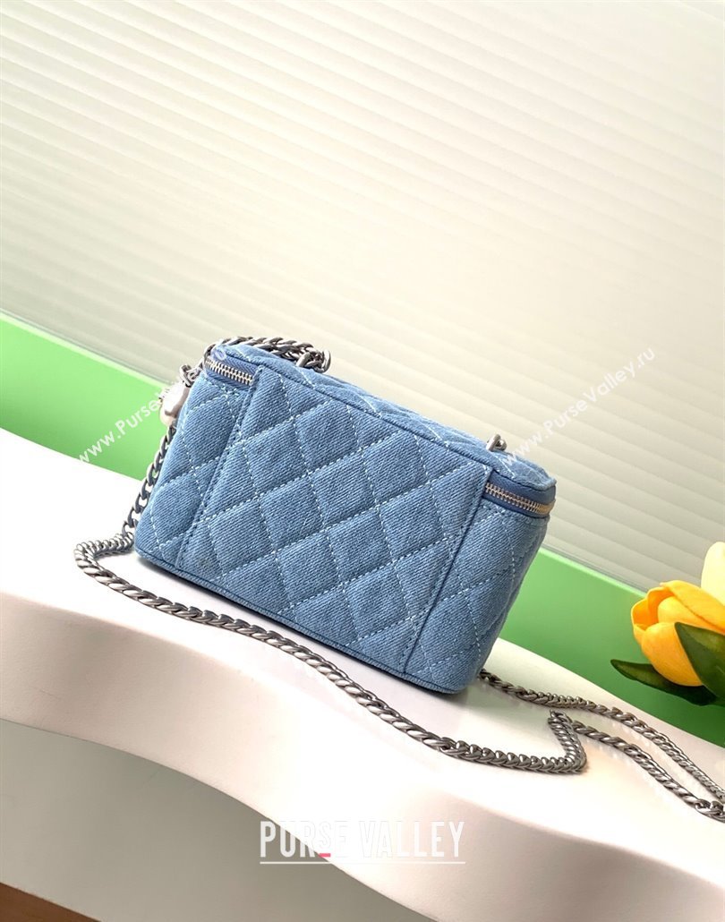 Chanel Light Blue Denim Clutch with Chain and Heart AP3204 2025 0113 (yezi-250113034)
