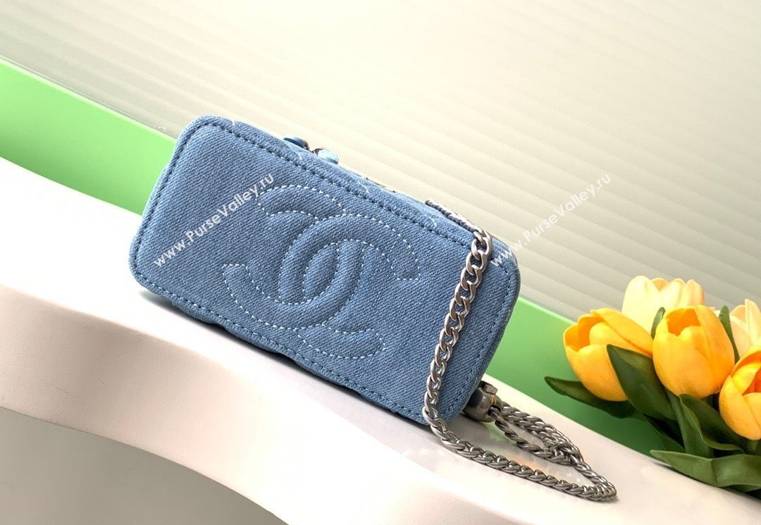 Chanel Light Blue Denim Clutch with Chain and Heart AP3204 2025 0113 (yezi-250113034)