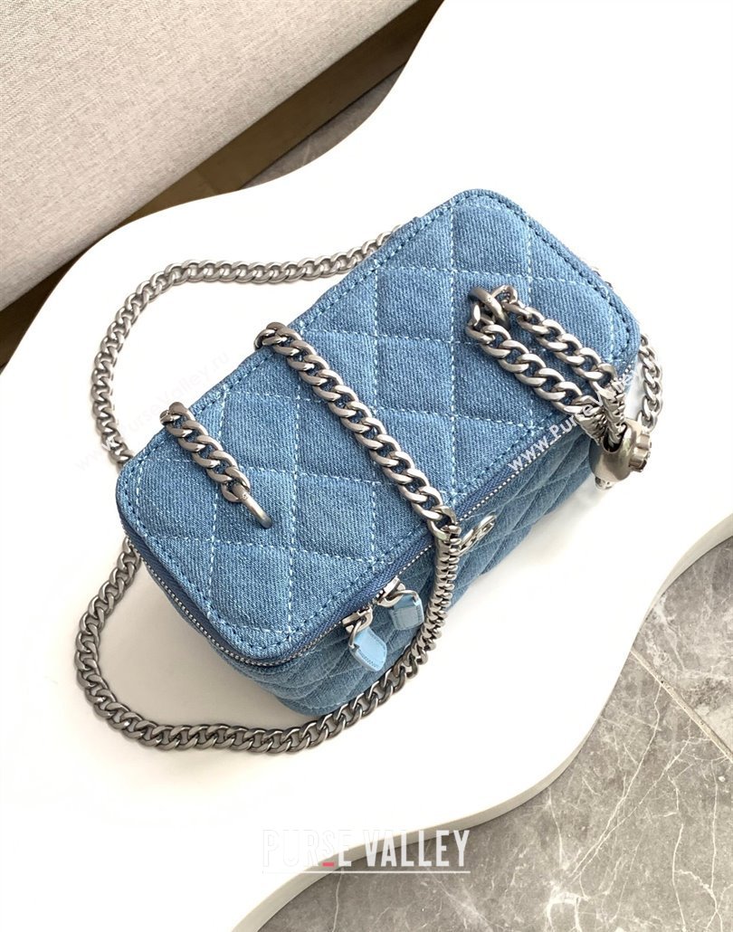 Chanel Light Blue Denim Clutch with Chain and Heart AP3204 2025 0113 (yezi-250113034)