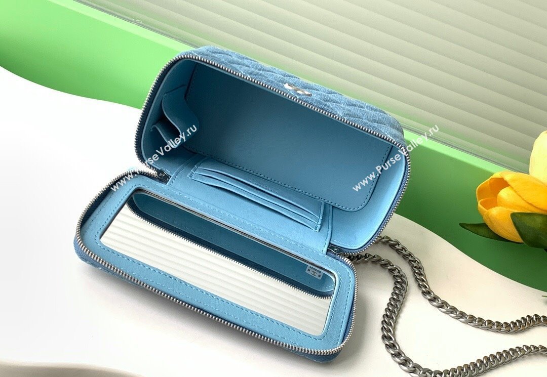 Chanel Light Blue Denim Clutch with Chain and Heart AP3204 2025 0113 (yezi-250113034)