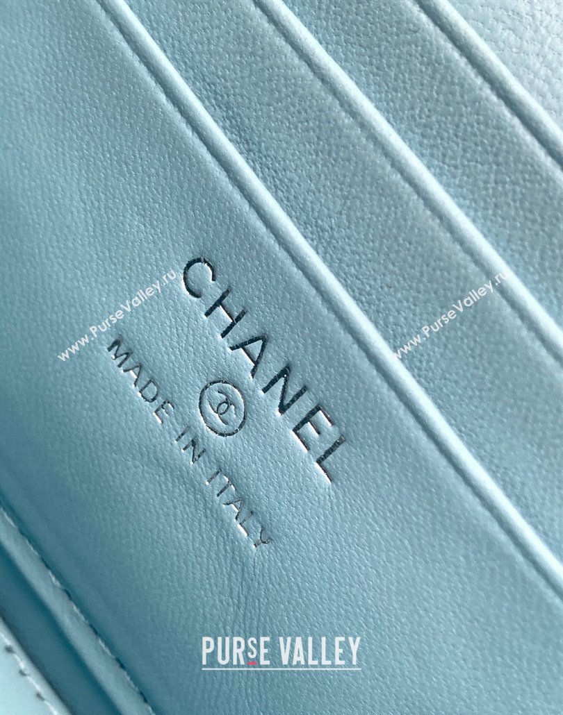 Chanel Light Blue Denim Clutch with Chain and Heart AP3204 2025 0113 (yezi-250113034)