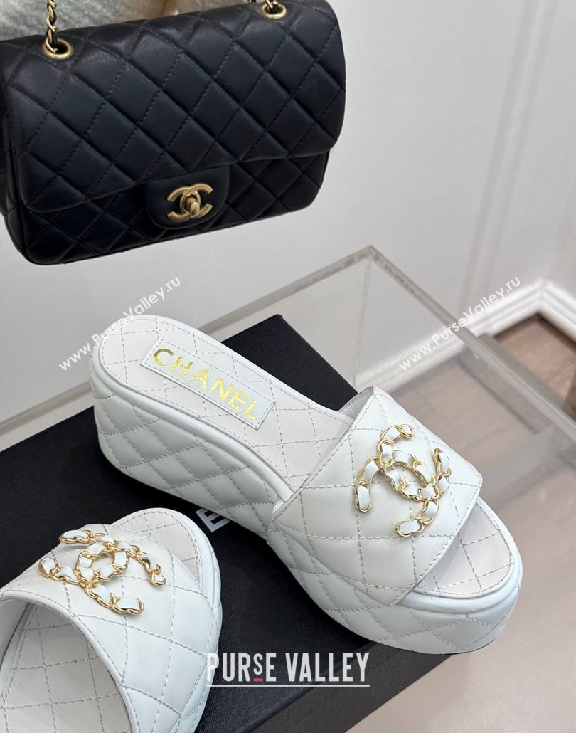 Chanel Quilted Lambskin Wedge Slides Sandal 6.5cm with Chain CC White 2025 CH030318 (MD-250303126)