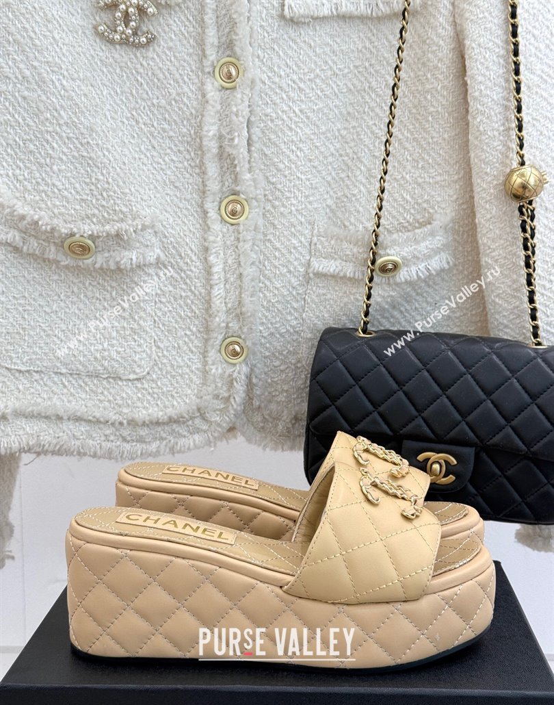 Chanel Quilted Lambskin Wedge Slides Sandal 6.5cm with Chain CC Beige 2025 CH030318 (MD-250303128)