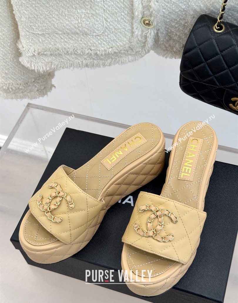 Chanel Quilted Lambskin Wedge Slides Sandal 6.5cm with Chain CC Beige 2025 CH030318 (MD-250303128)