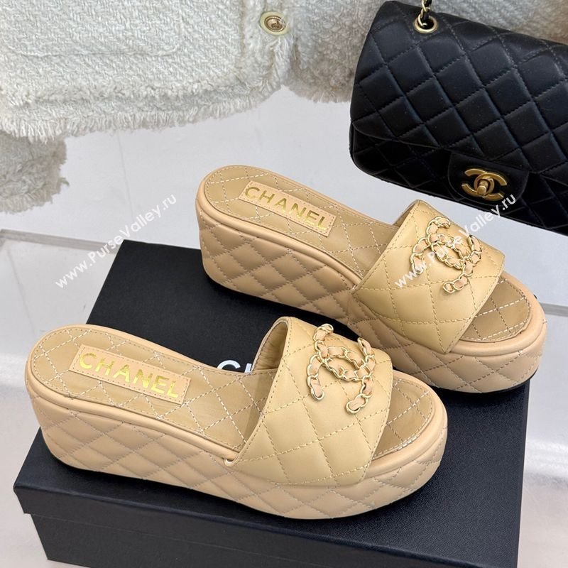 Chanel Quilted Lambskin Wedge Slides Sandal 6.5cm with Chain CC Beige 2025 CH030318 (MD-250303128)