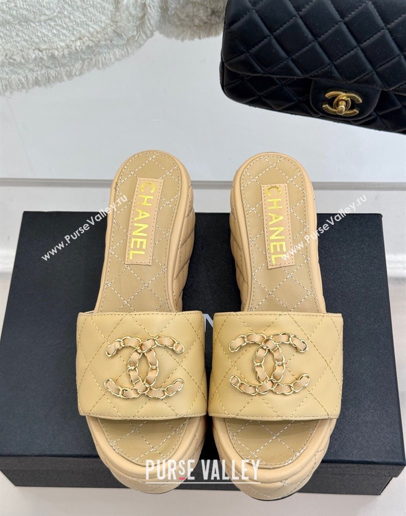 Chanel Quilted Lambskin Wedge Slides Sandal 6.5cm with Chain CC Beige 2025 CH030318 (MD-250303128)
