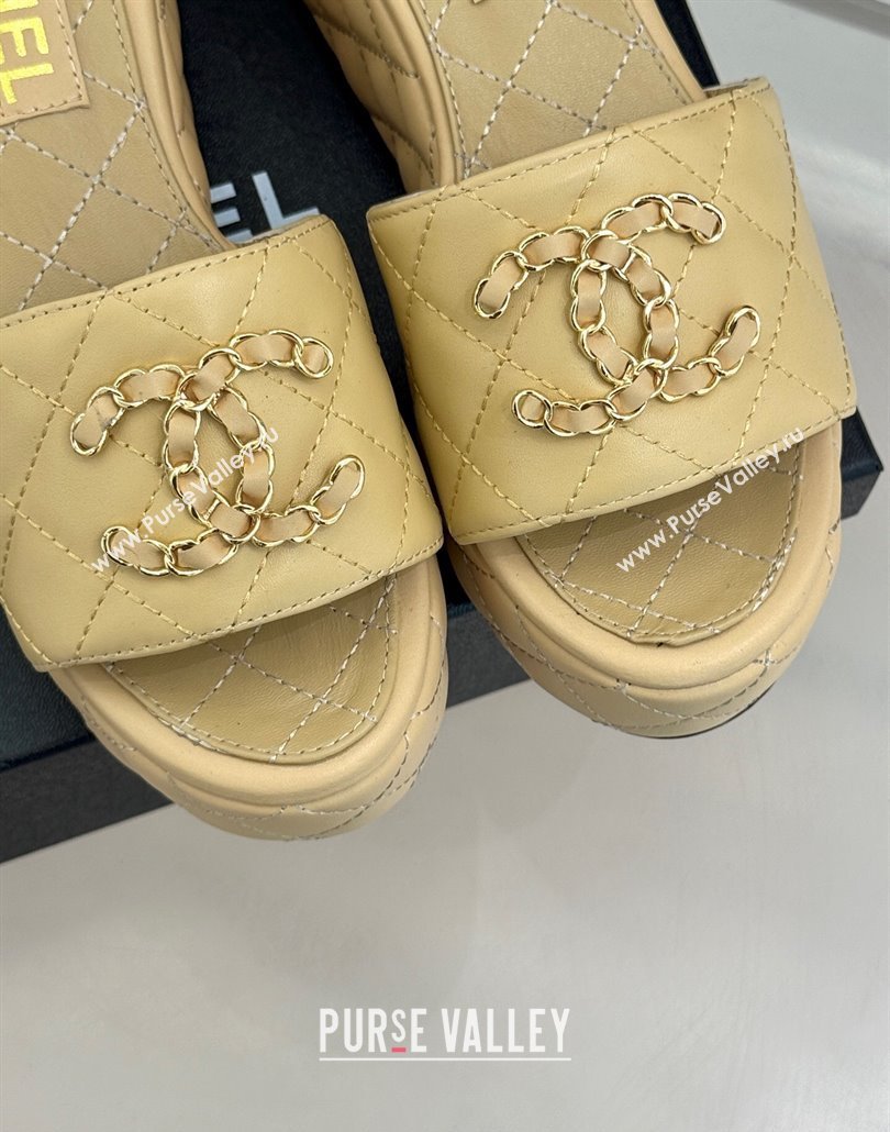 Chanel Quilted Lambskin Wedge Slides Sandal 6.5cm with Chain CC Beige 2025 CH030318 (MD-250303128)