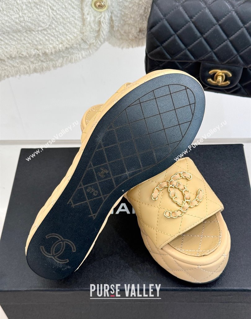Chanel Quilted Lambskin Wedge Slides Sandal 6.5cm with Chain CC Beige 2025 CH030318 (MD-250303128)