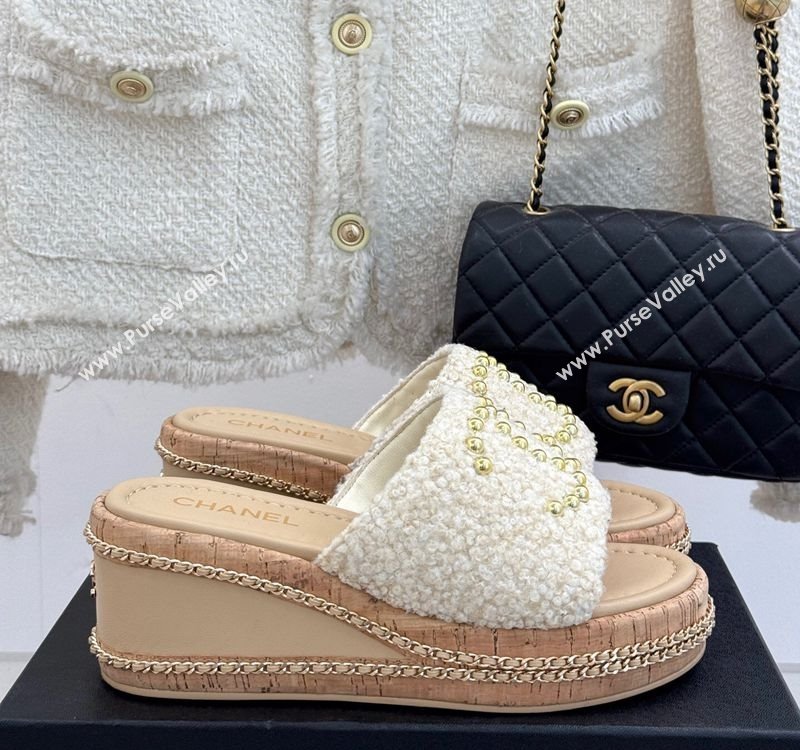 Chanel Tweed Wedge Slides Sandal 7cm with Chain and Stud CC Beige 2025 CH030401 (MD-250304010)