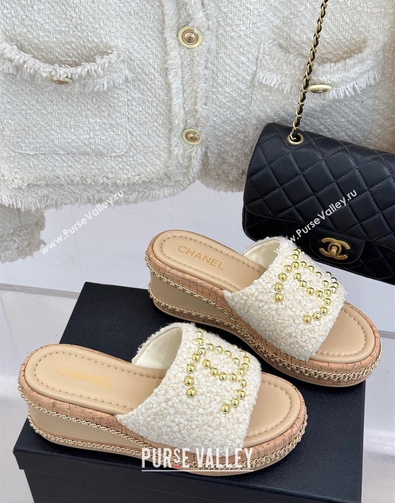 Chanel Tweed Wedge Slides Sandal 7cm with Chain and Stud CC Beige 2025 CH030401 (MD-250304010)