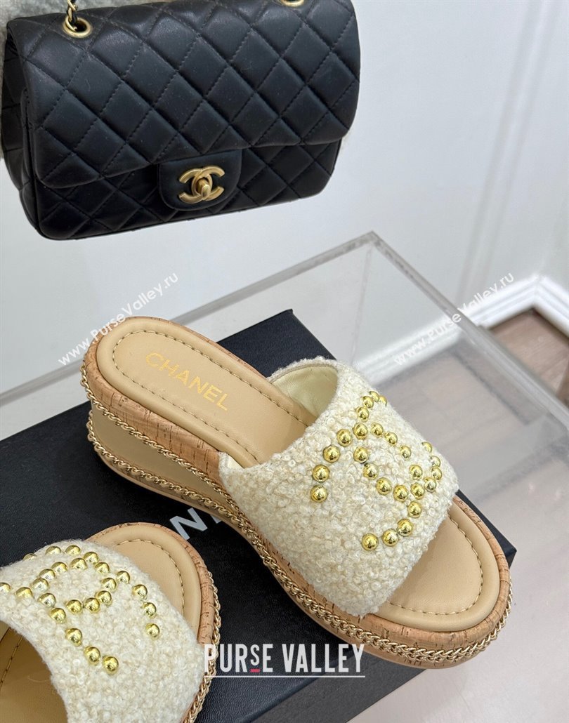 Chanel Tweed Wedge Slides Sandal 7cm with Chain and Stud CC Beige 2025 CH030401 (MD-250304010)
