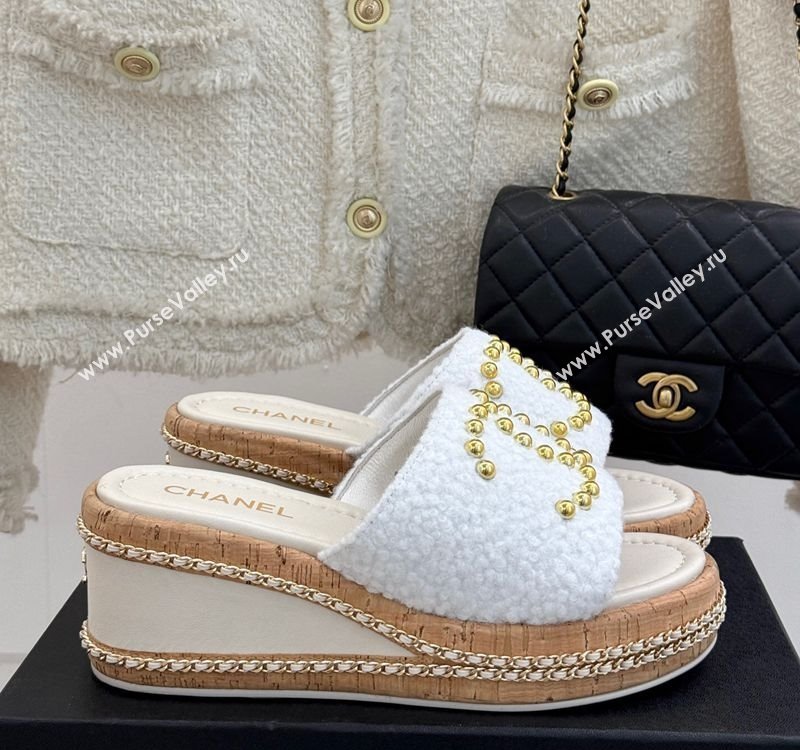 Chanel Tweed Wedge Slides Sandal 7cm with Chain and Stud CC White 2025 CH030401 (MD-250304012)