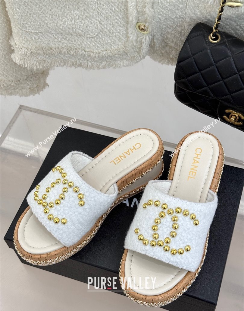 Chanel Tweed Wedge Slides Sandal 7cm with Chain and Stud CC White 2025 CH030401 (MD-250304012)