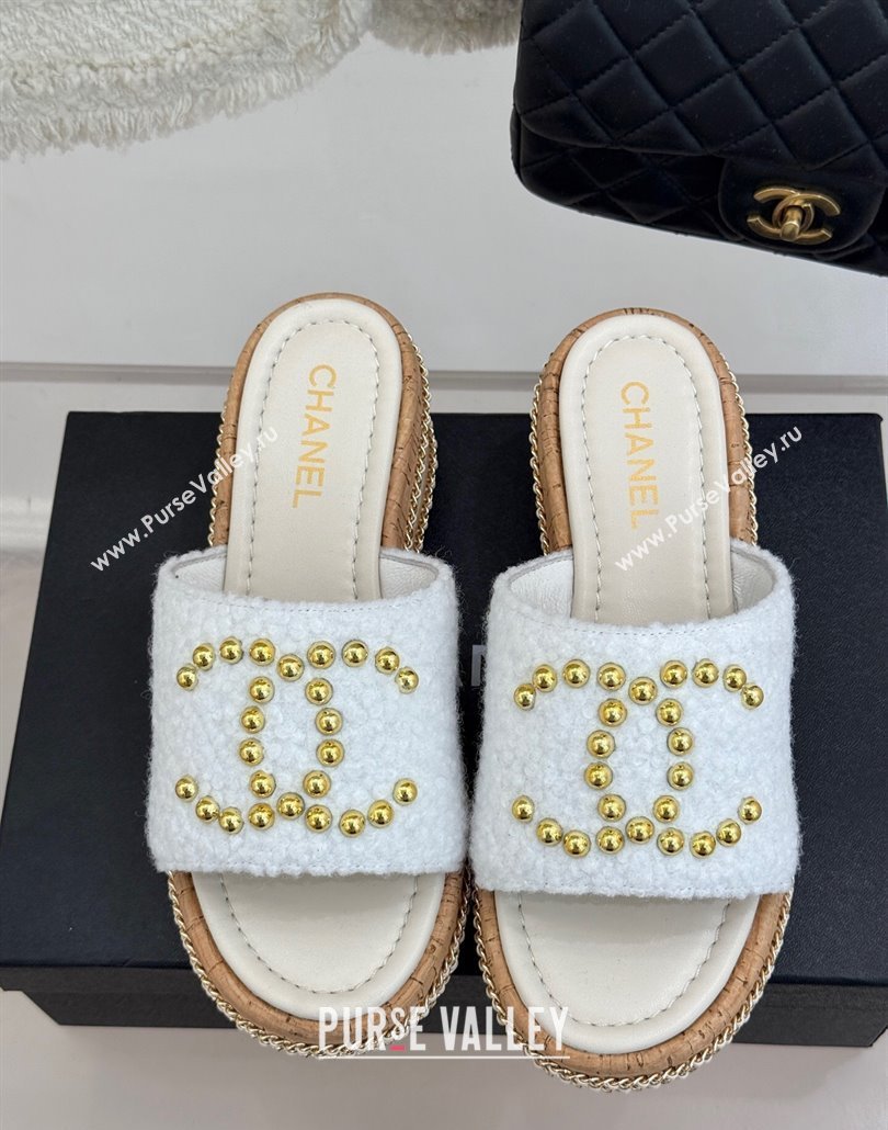 Chanel Tweed Wedge Slides Sandal 7cm with Chain and Stud CC White 2025 CH030401 (MD-250304012)