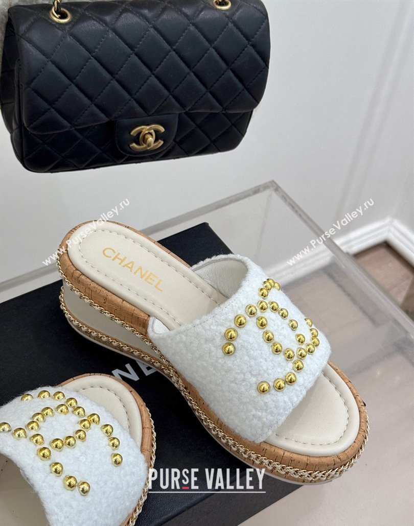 Chanel Tweed Wedge Slides Sandal 7cm with Chain and Stud CC White 2025 CH030401 (MD-250304012)