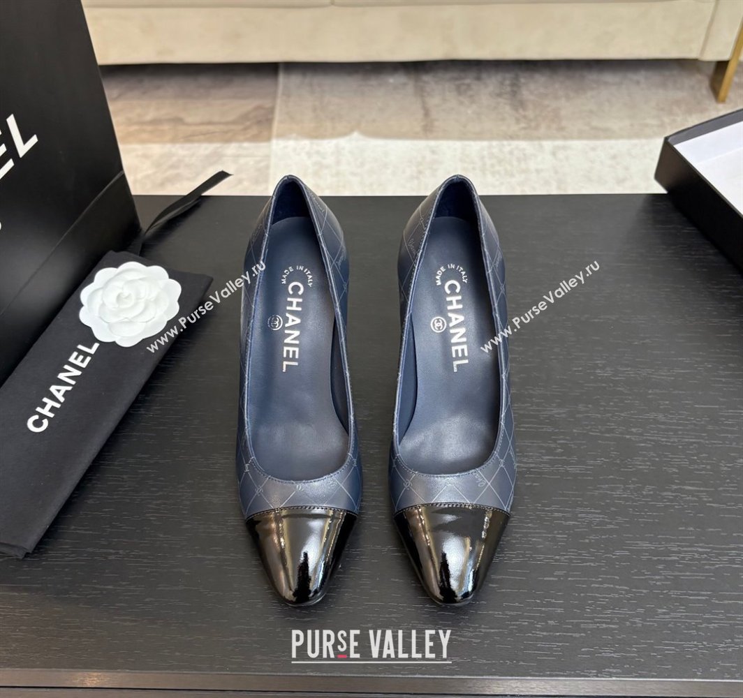 Chanel Printed Quilted Patent Calfskin Leather Pumps 8.5cm Navy Blue 2025 G45509 (MD-250228100)