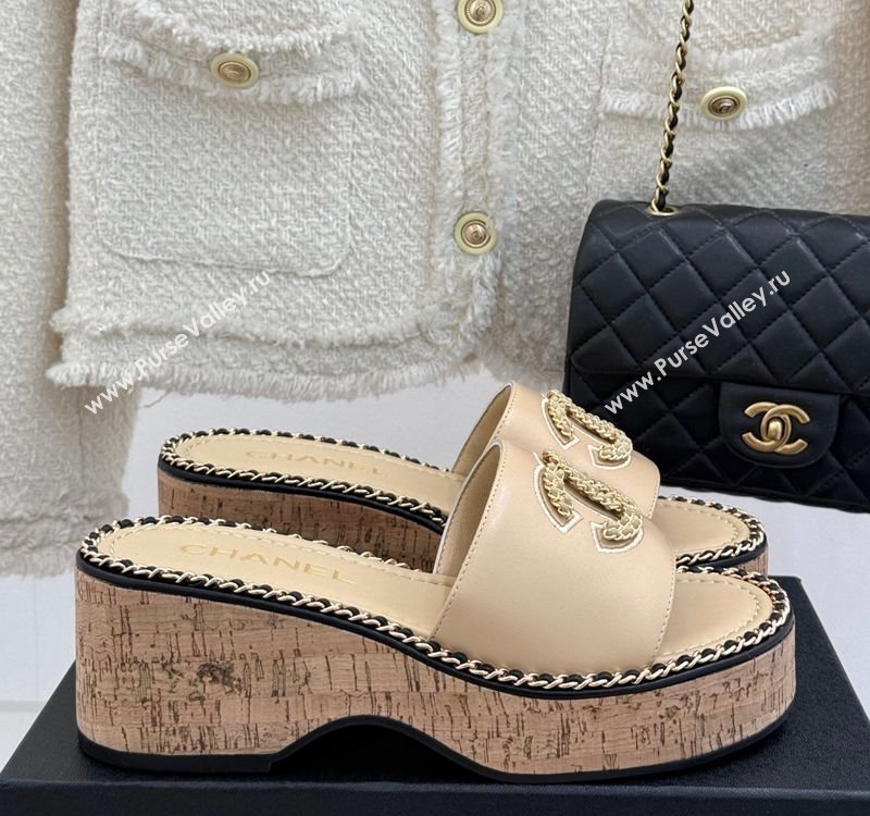 Chanel Calfskin Wedge Slides Sandal with Chain CC Beige 2025 CH030403 (MD-250304064)
