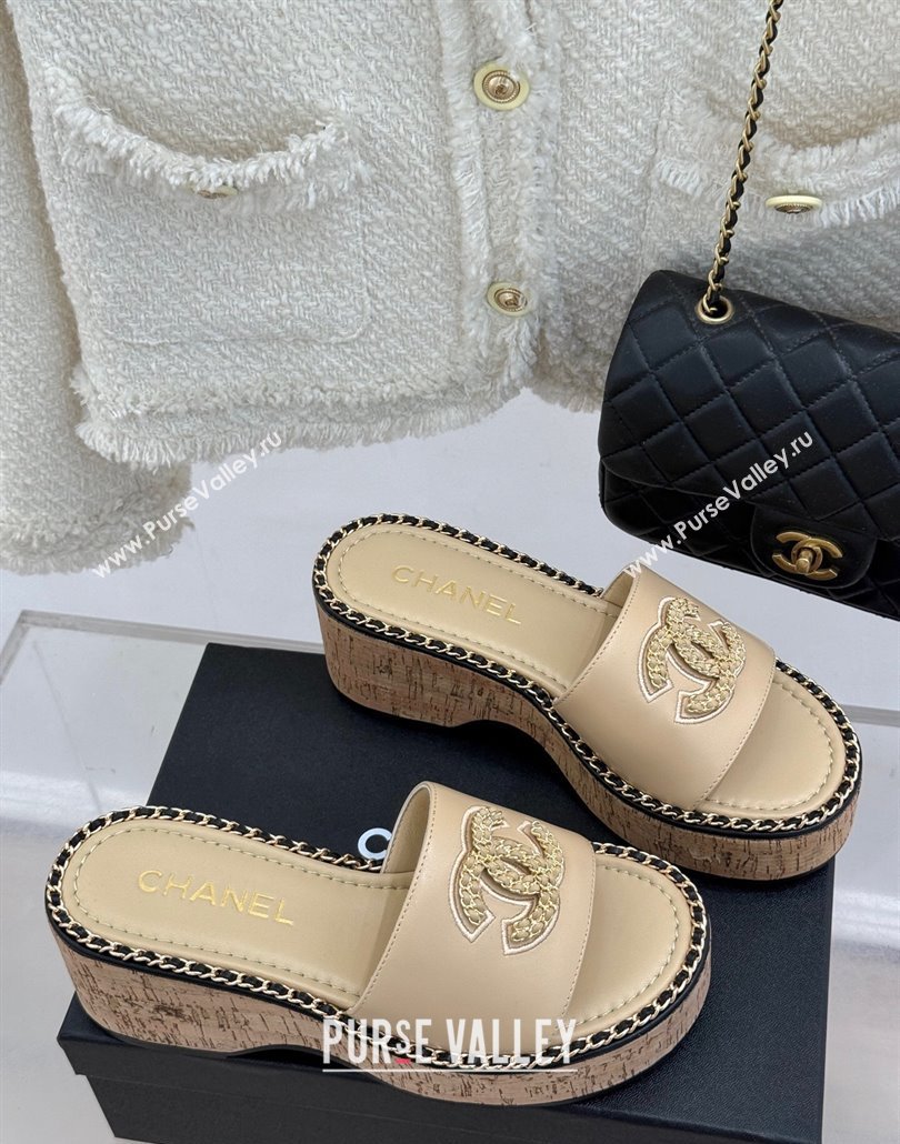 Chanel Calfskin Wedge Slides Sandal with Chain CC Beige 2025 CH030403 (MD-250304064)