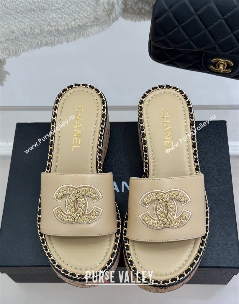 Chanel Calfskin Wedge Slides Sandal with Chain CC Beige 2025 CH030403 (MD-250304064)