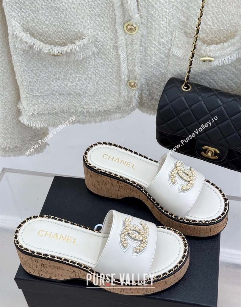 Chanel Calfskin Wedge Slides Sandal with Chain CC White 2025 CH030403 (MD-250304065)