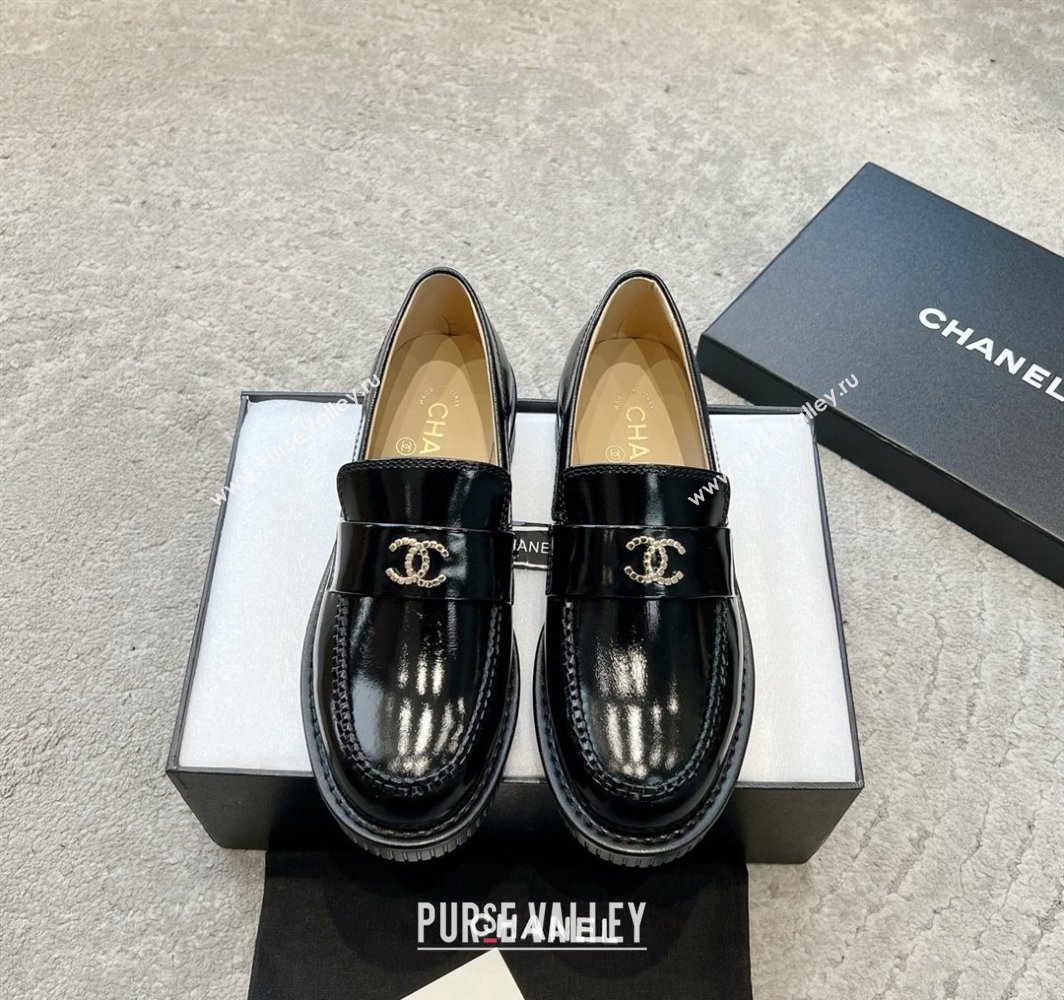 Chanel Shiny Crumpled Calfskin Loafers with Metal-Tone CC G46112 Black 2025 (KL-250305001)
