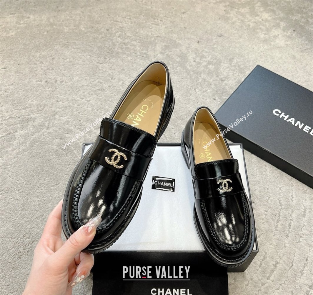 Chanel Shiny Crumpled Calfskin Loafers with Metal-Tone CC G46112 Black 2025 (KL-250305001)