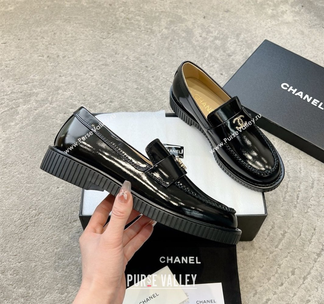 Chanel Shiny Crumpled Calfskin Loafers with Metal-Tone CC G46112 Black 2025 (KL-250305001)