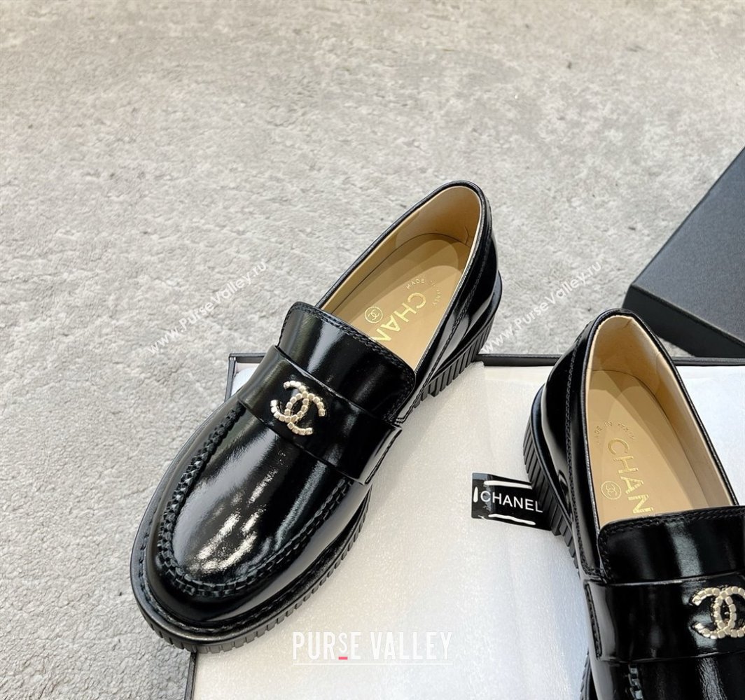 Chanel Shiny Crumpled Calfskin Loafers with Metal-Tone CC G46112 Black 2025 (KL-250305001)