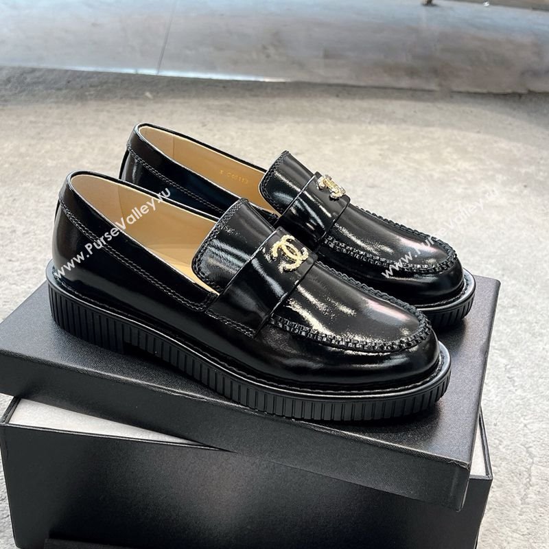 Chanel Shiny Crumpled Calfskin Loafers with Metal-Tone CC G46112 Black 2025 (KL-250305001)
