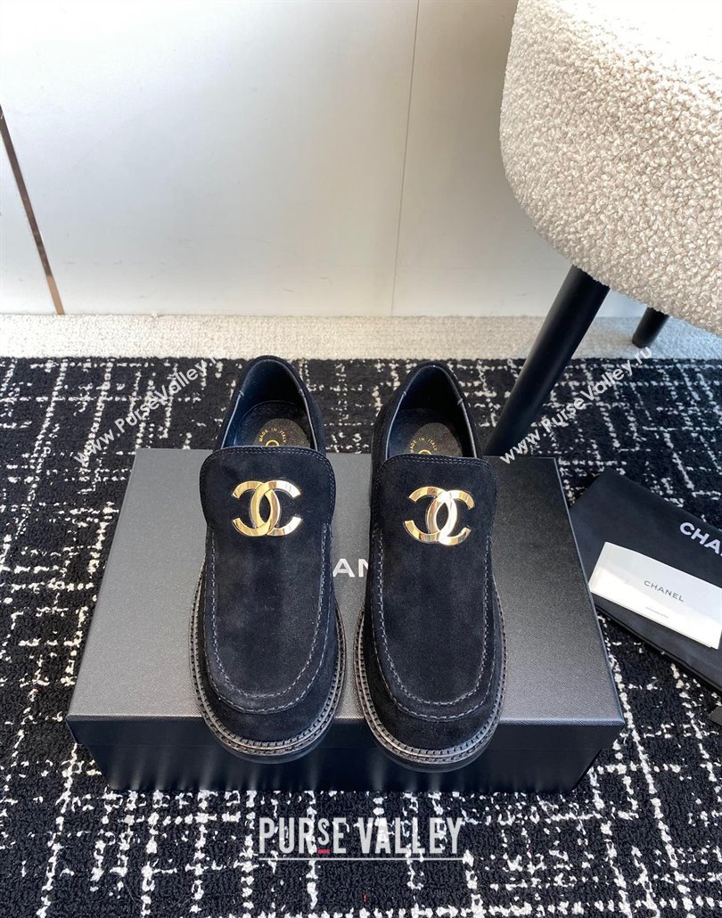 Chanel Suede Loafers with Metal-Tone CC G39602 Black 2025 (KL-250305039)