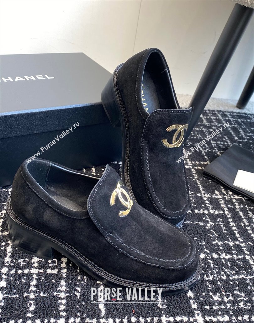 Chanel Suede Loafers with Metal-Tone CC G39602 Black 2025 (KL-250305039)