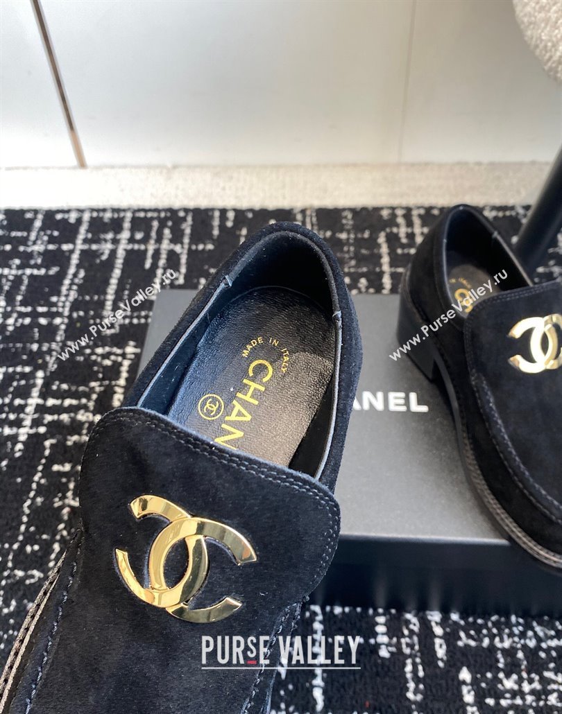 Chanel Suede Loafers with Metal-Tone CC G39602 Black 2025 (KL-250305039)