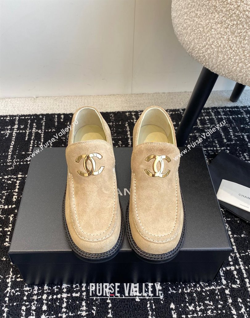 Chanel Suede Loafers with Metal-Tone CC G39602 Beige 2025 (KL-250305040)