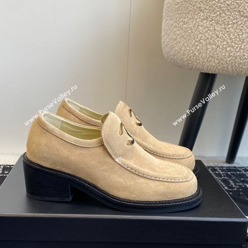 Chanel Suede Loafers with Metal-Tone CC G39602 Beige 2025 (KL-250305040)