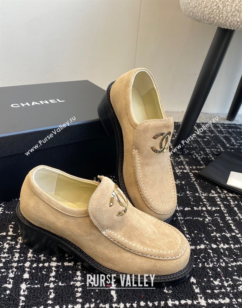 Chanel Suede Loafers with Metal-Tone CC G39602 Beige 2025 (KL-250305040)