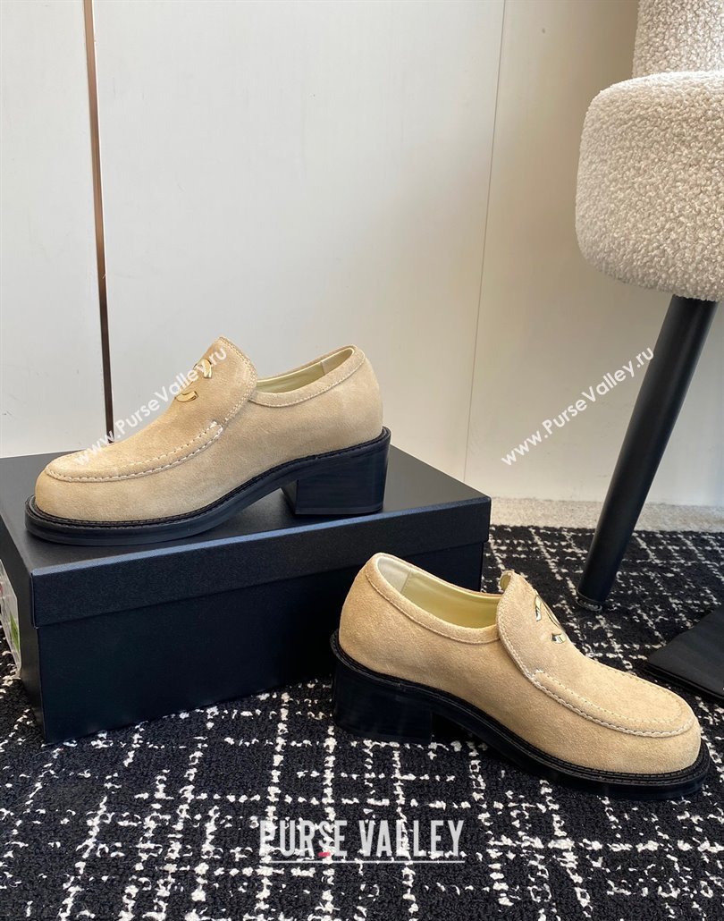 Chanel Suede Loafers with Metal-Tone CC G39602 Beige 2025 (KL-250305040)