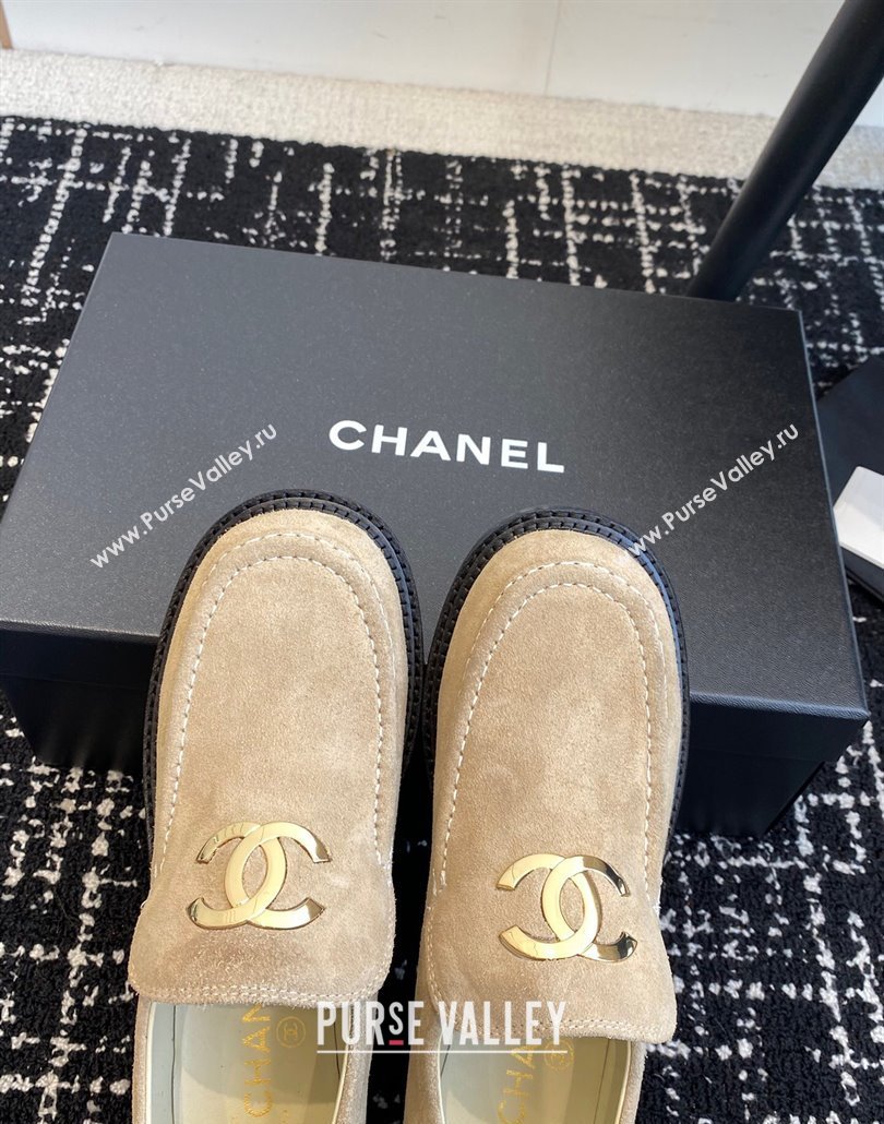 Chanel Suede Loafers with Metal-Tone CC G39602 Beige 2025 (KL-250305040)