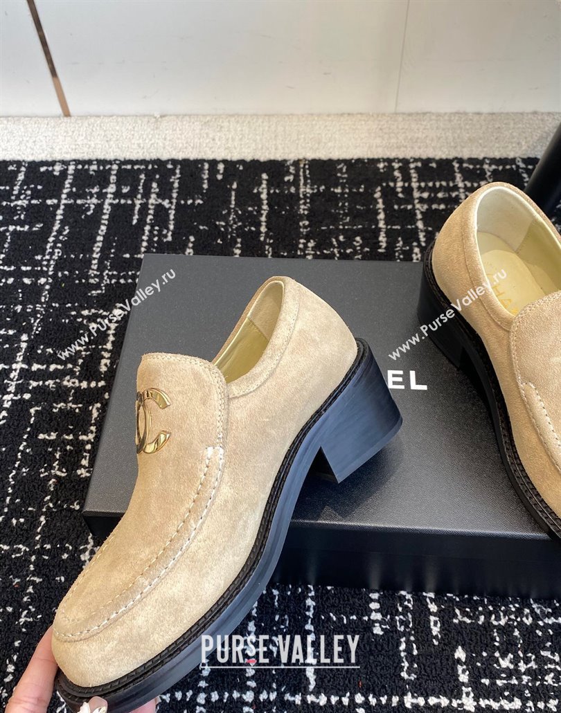 Chanel Suede Loafers with Metal-Tone CC G39602 Beige 2025 (KL-250305040)