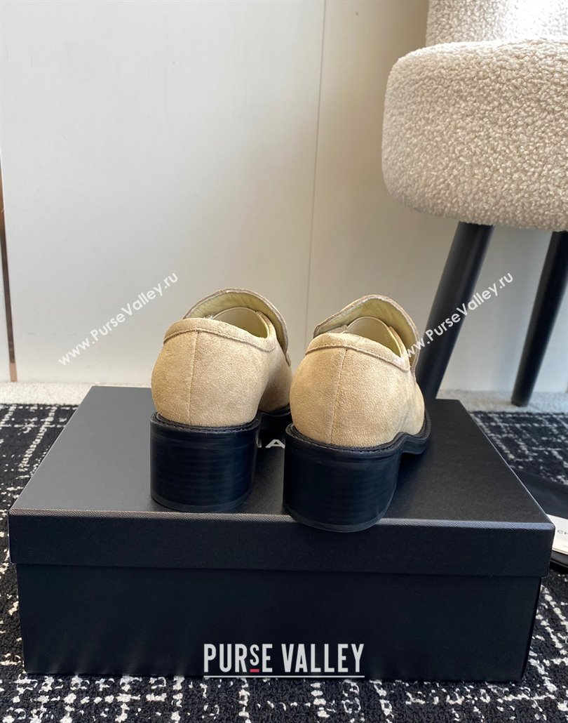 Chanel Suede Loafers with Metal-Tone CC G39602 Beige 2025 (KL-250305040)