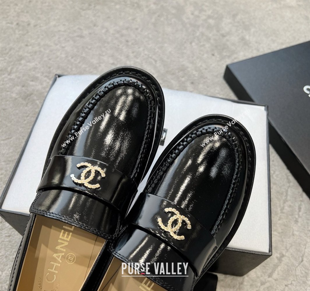 Chanel Shiny Crumpled Calfskin Loafers with Metal-Tone CC G46112 Black 2025 (KL-250305001)