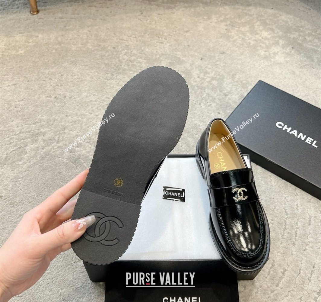 Chanel Shiny Crumpled Calfskin Loafers with Metal-Tone CC G46112 Black 2025 (KL-250305001)